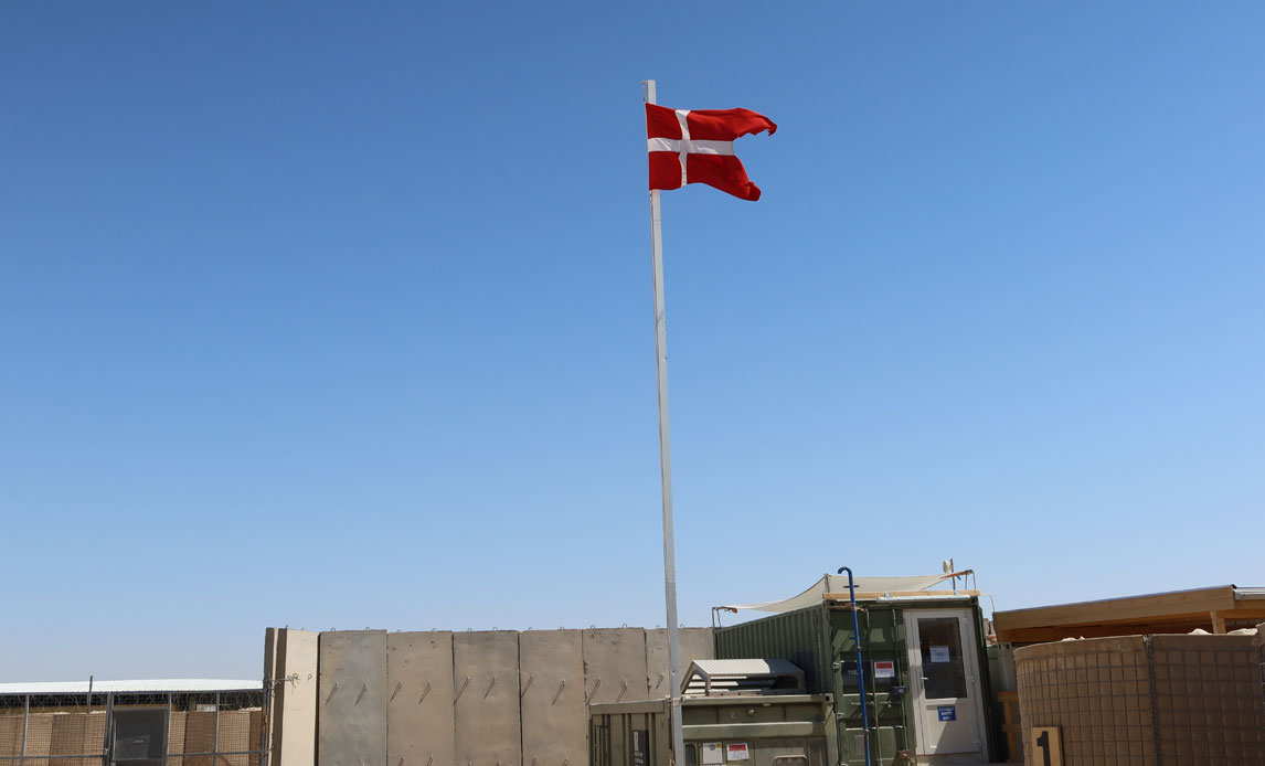 Dannebrog vajer over den danske lejr på Al Assad, som summer af aktivitet.