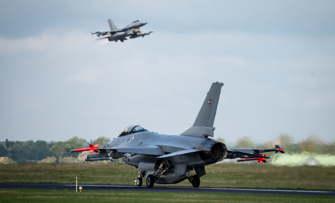 Danske F-16 på vej mod Baltikum.