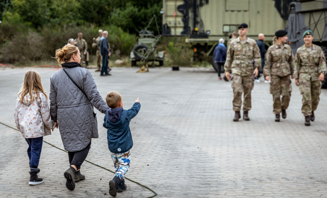En kvinde og to børn er til åbent hus i Oksbøl inden Brave Lion øvelsen 2021.