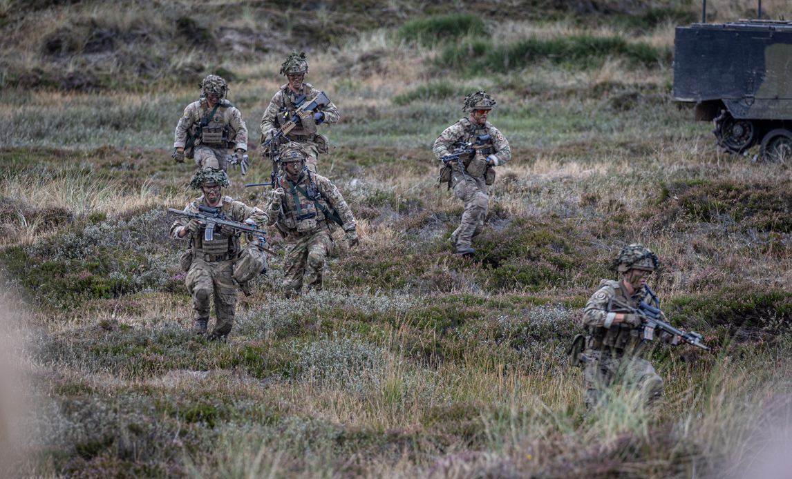 Soldater løber i Oksbøl Øvelsesterræn