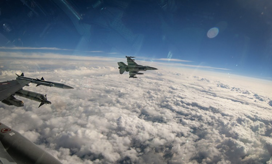 To danske F-16 kampfly løser opgaven med Air Policing over Estland, Letland og Litauen.