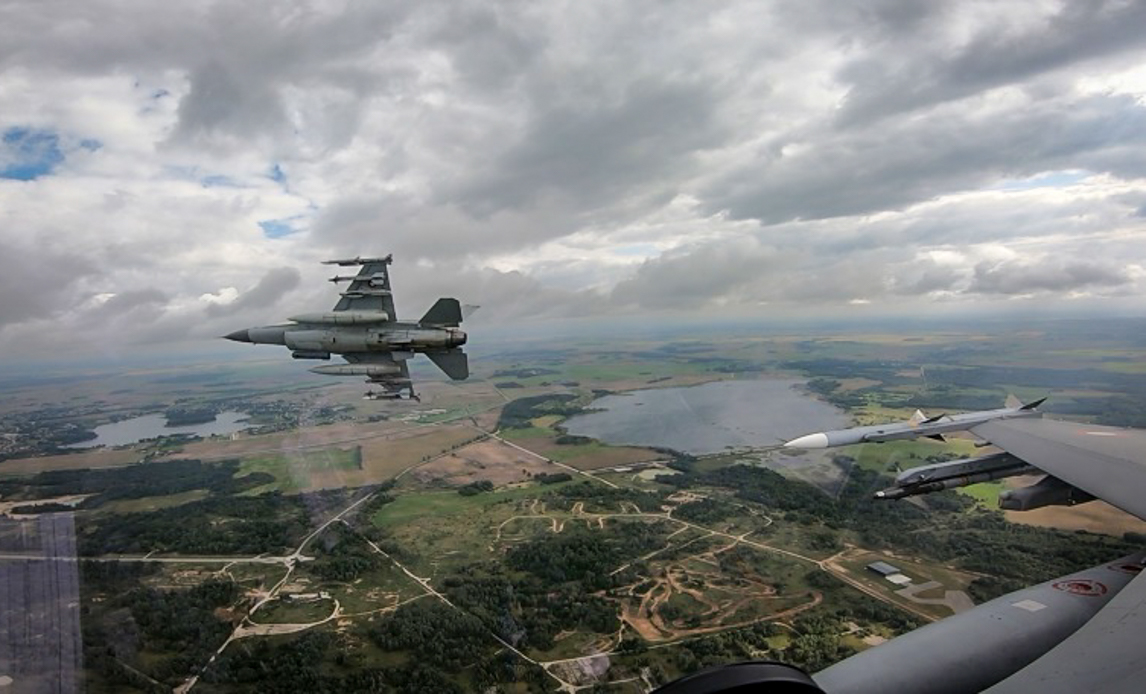 To danske F-16 kampfly løser opgaven med Air Policing over Estland, Letland og Litauen.