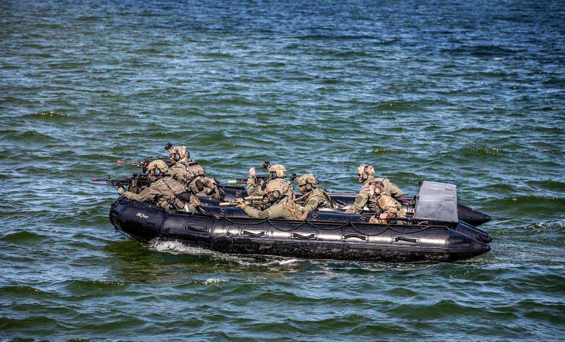 Specialoperationsstyrker i gummibåd.