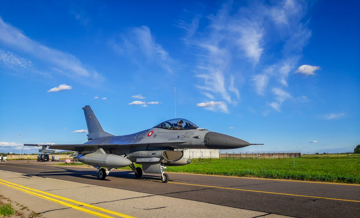 F-16 vender retur til basen efter endt mission. Vejret i september har været godt med solskin og blå himmel.