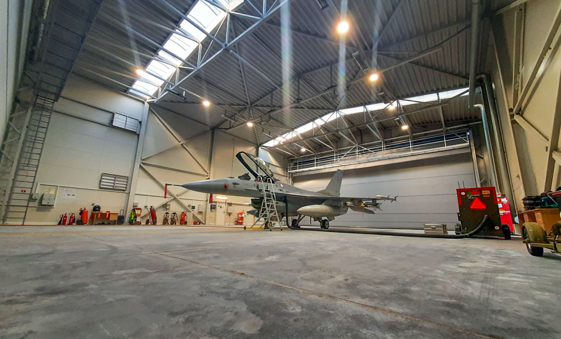 F-16 kampflyet står på beredskab 24 timer i døgnet. Her ses et af de i alt fire kampfly i en nyere hangar.