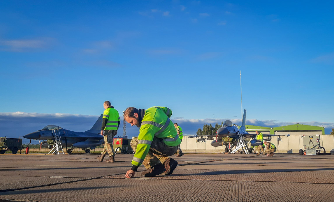 Hver morgen kontrollerer Flyvevåbnets teknikere, at området i og omkring flyet er sikkert og uden urenheder. Eksempelvis kan fugle bære småsten med ind på flyfeltet.