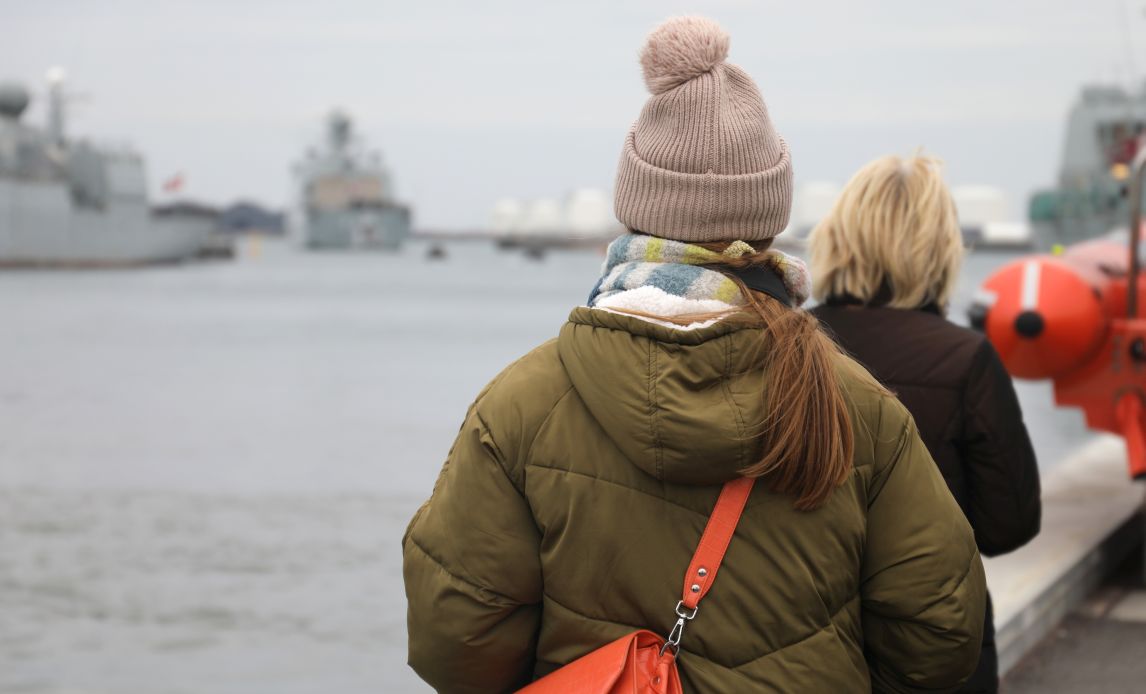 Fregatten Esbern Snare ud af havneløbet i Frederikshavn