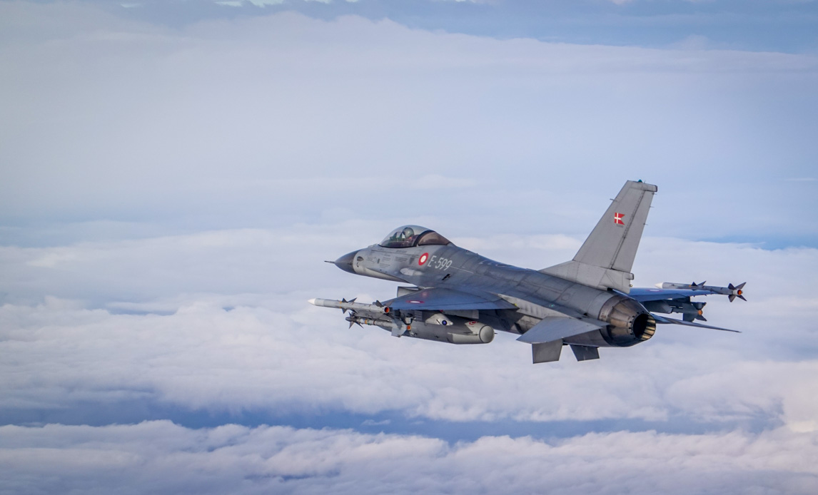 Dansk F-16 kampfly på vingerne over Baltikum.