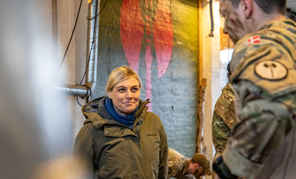 Forsvarsminister Trine Bramsen taler med soldater hos Jydske Dragonregiment