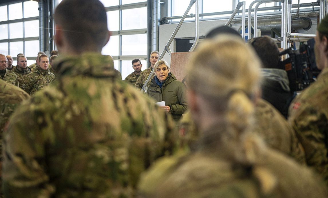 Forsvarsminister Trine Bramsen holder tale til soldater hos Jydske Dragonregiment