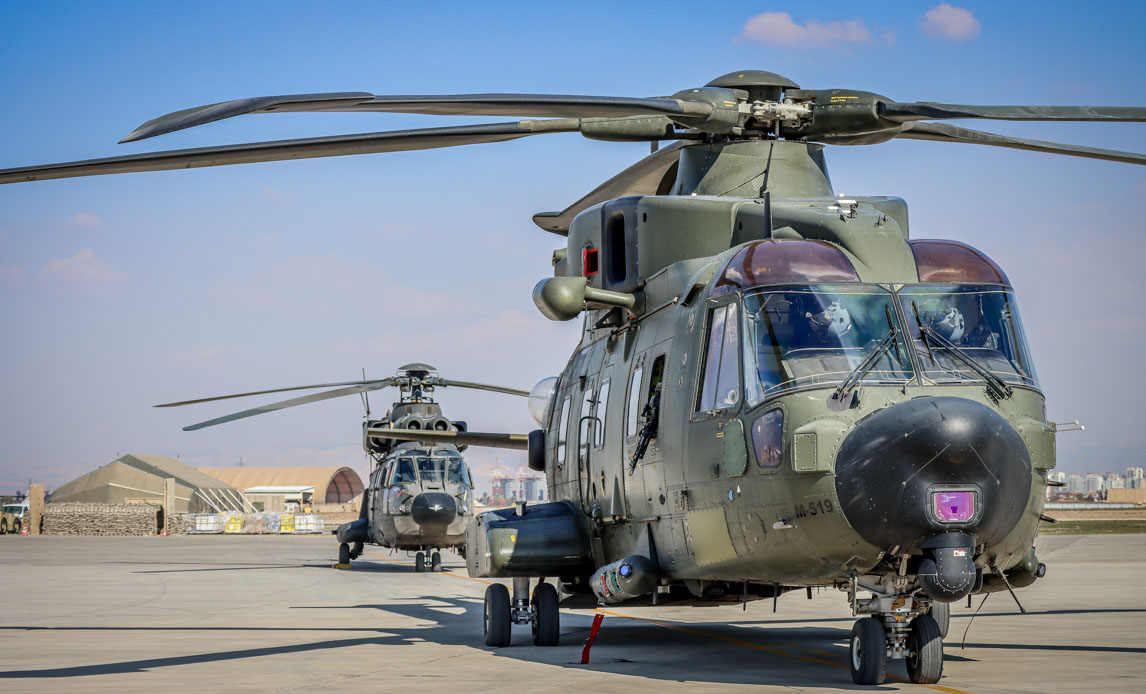 2 danske EH101-helikoptere klar på Al Asad luftbasen.