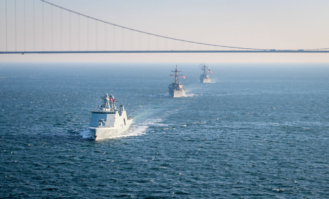 Passage af Storebælt med Esbern Snare i front sammen med USS The Sullivans og USS Donald Cook.