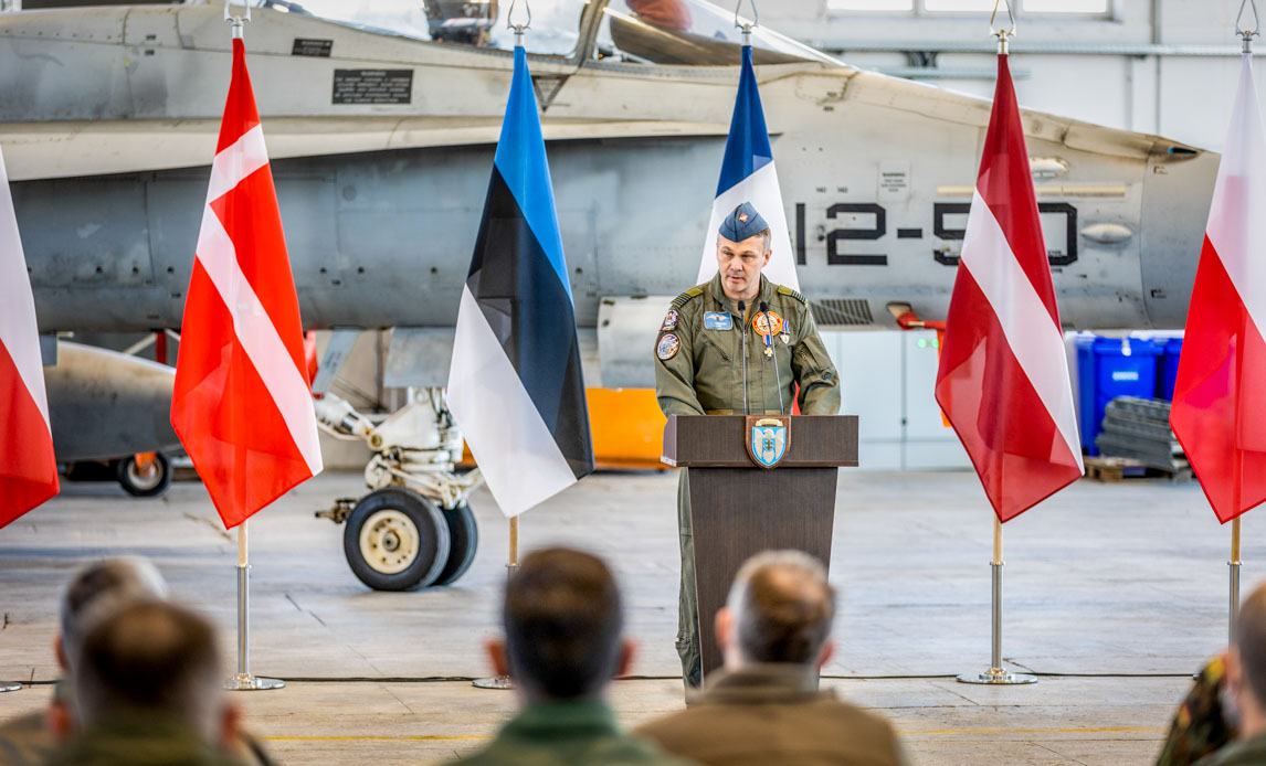 Overdragelse af kommandoen i Litauen foran F-18 kampfly