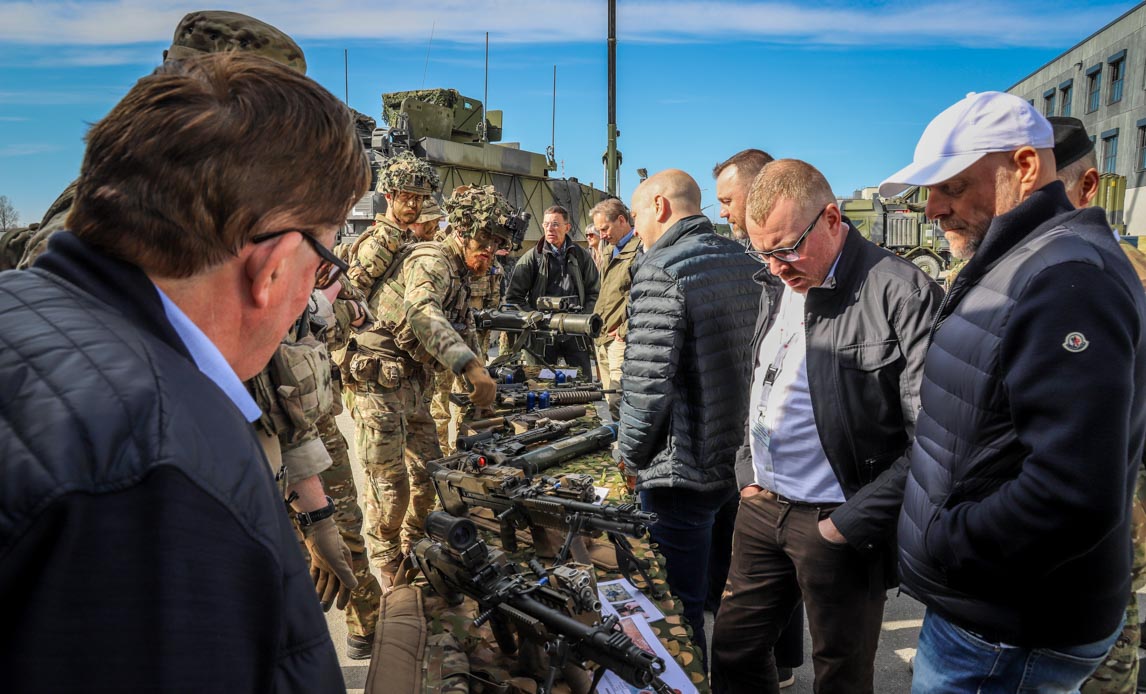 Delegationen modtog en briefing af CH DANCON omhandlende opgaven i eFP, hvorefter gæsterne fik en omvisning i indkvarteringsbygningen samt et til lejligheden opstillet static display. Besøget var en stor succes og soldaterne høstede stor anderkendelse for deres professionelle holdning og fremtoning.