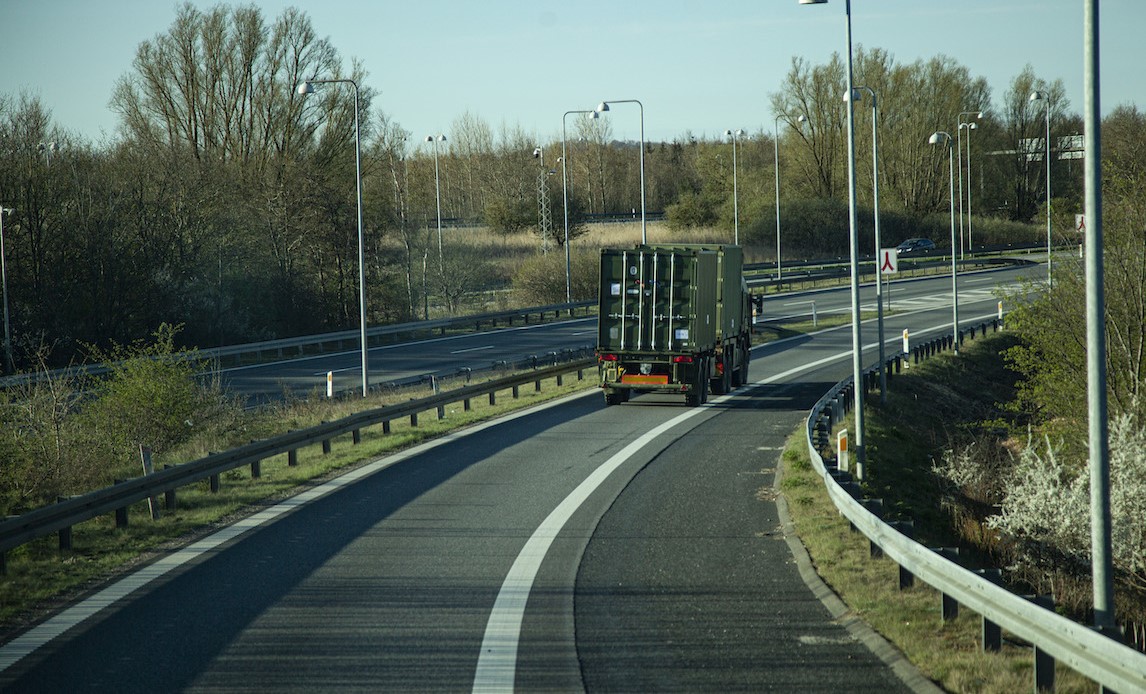 Køretøjer fra Trænregimentet i Aalborg på vej mod Køge havn.