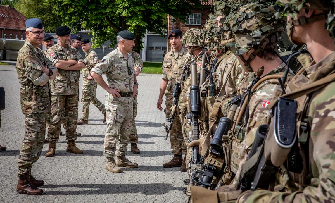 NATOs næstkommanderende besøger Den Kongelige Livgarde.