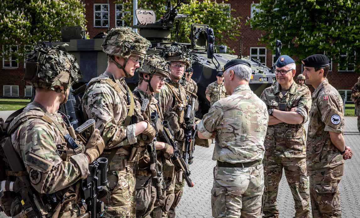 NATOs næstkommanderende besøger Den Kongelige Livgarde.