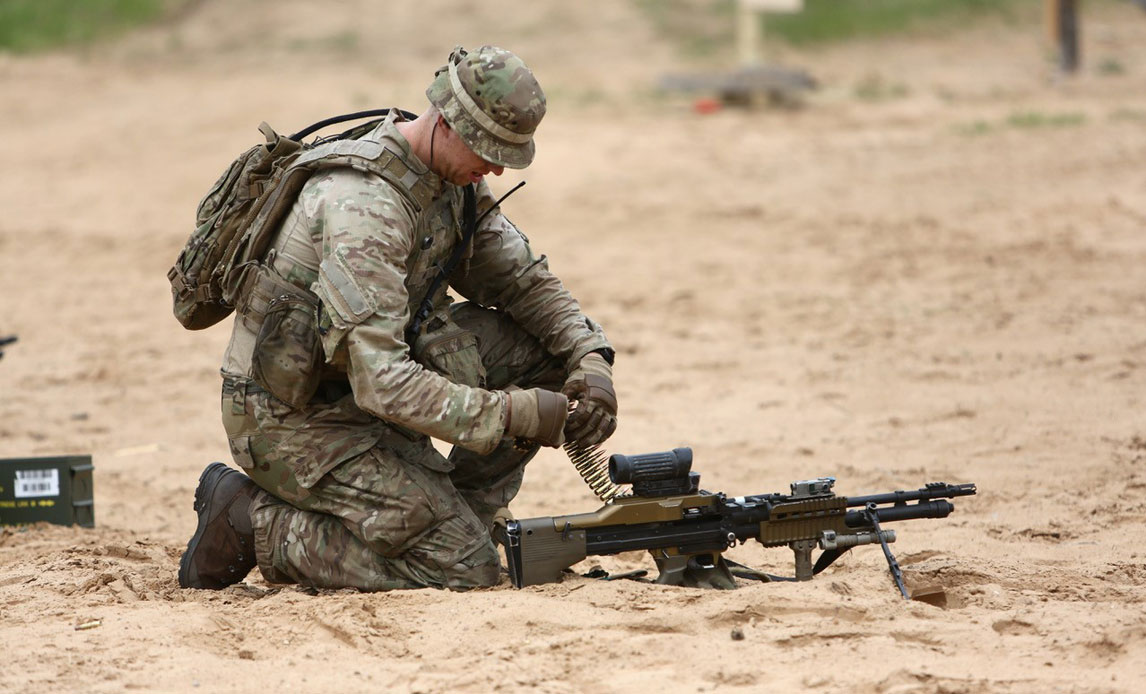 Soldat klargør våben til skarpskydning