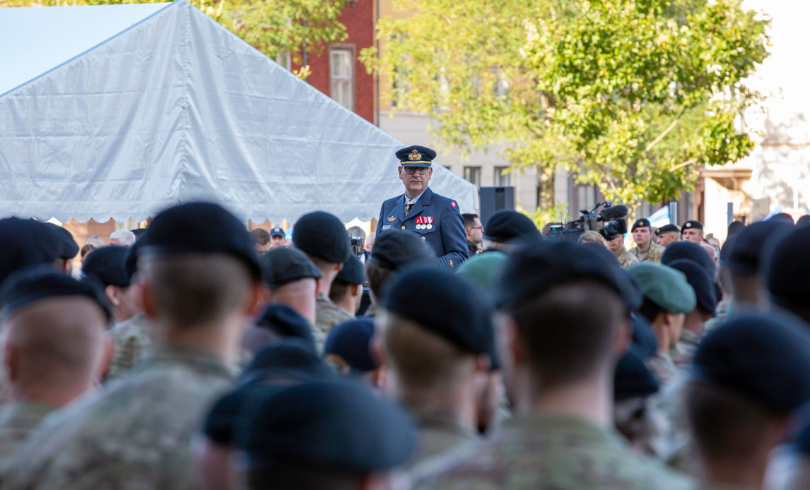 Forsvarschef Flemming Lentfer taler til soldaterne på flagdagen i 2021