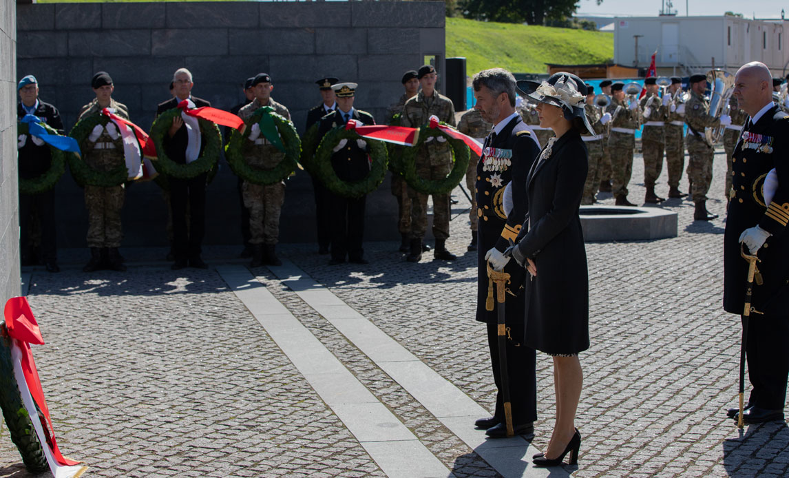 Deres Kongelige Højheder Kronprinsparret lægger en krans ved Monumentet for Danmarks Udsendte i Kastellet på flagdagen i 2021.