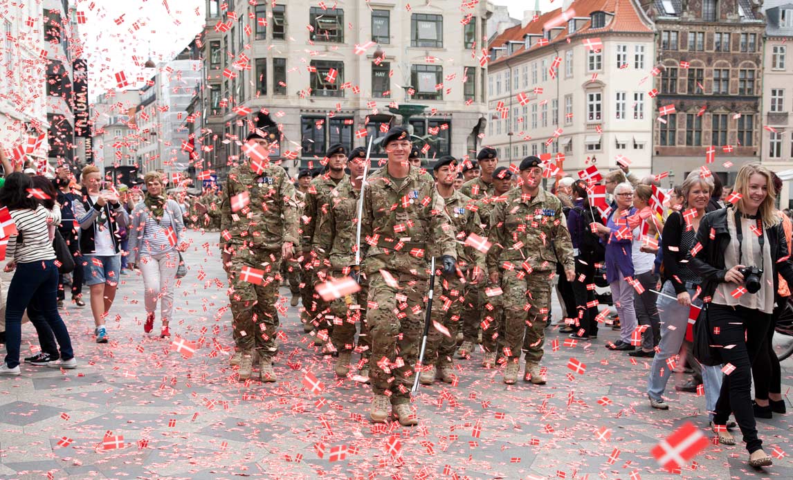 Soldater marcherer forbi flagkanonen på Strøget på flagdagen for Danmarks udsendte 2013.