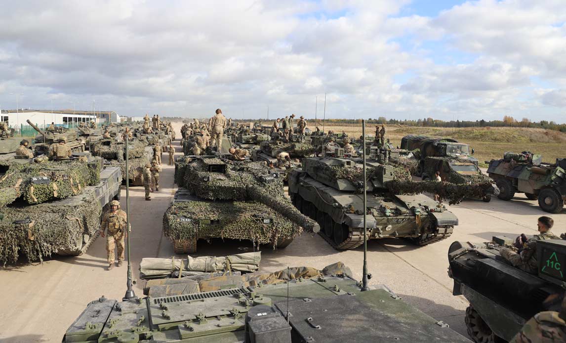NATO-kampgruppen samlet på flyvepladsen i Tapa forud for øvelsen.