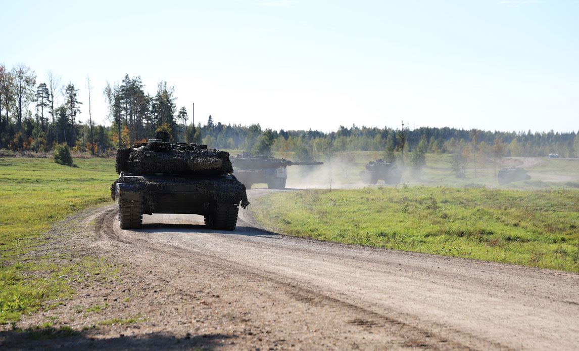 Den danske kampvognseskadron øver fremrykning i det estiske øvelsesterræn forud for den kommende store øvelse med NATO-kampgruppen.
