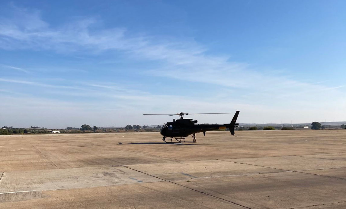 Helikopterbidragets opgave er blandt andet at opdage menneskesmuglere og smugling af illegale varer som narkotika og våben. Foto: Forsvaret