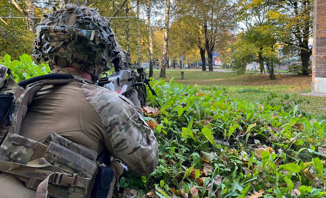Soldat fra Ultra-kompagniet på øvelse med det lettiske hjemmeværn omkring Riga.