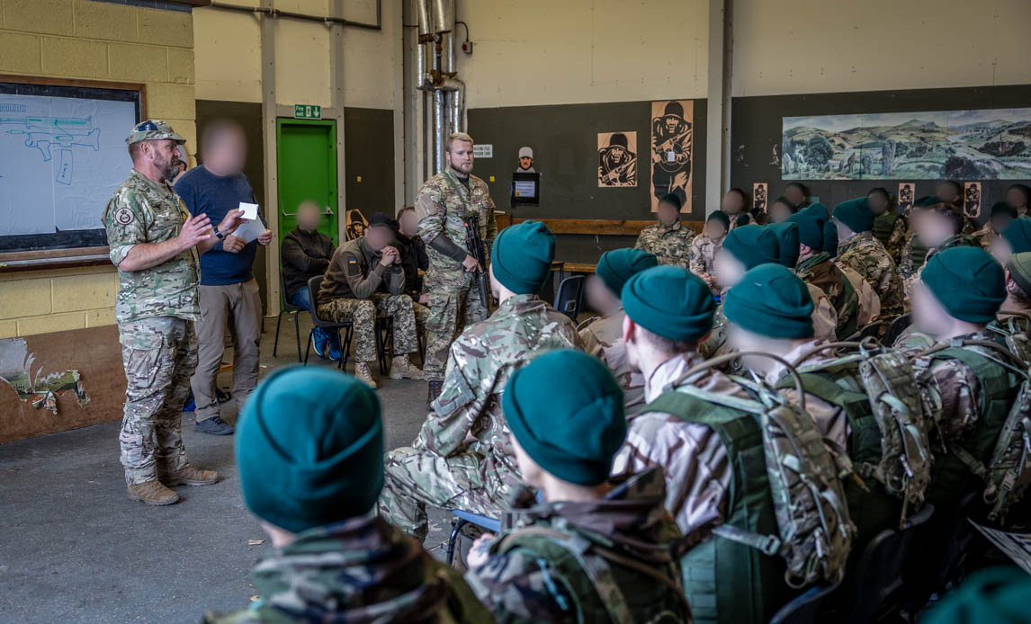 Danske soldater lærer de ukrainske rekrutter om våbenhåndtering. (Foto: Simon / Forsvaret)