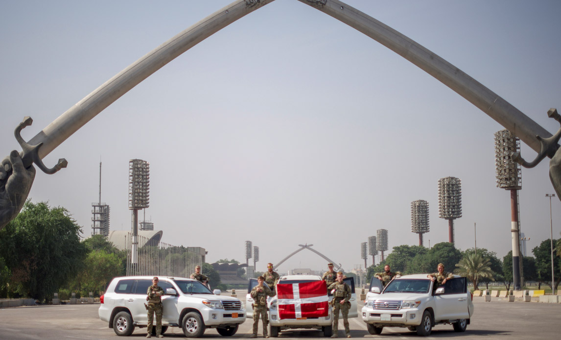 Tid til et enkelt holdfoto foran de berømte sabler i Iraks hovedstad Bagdad.