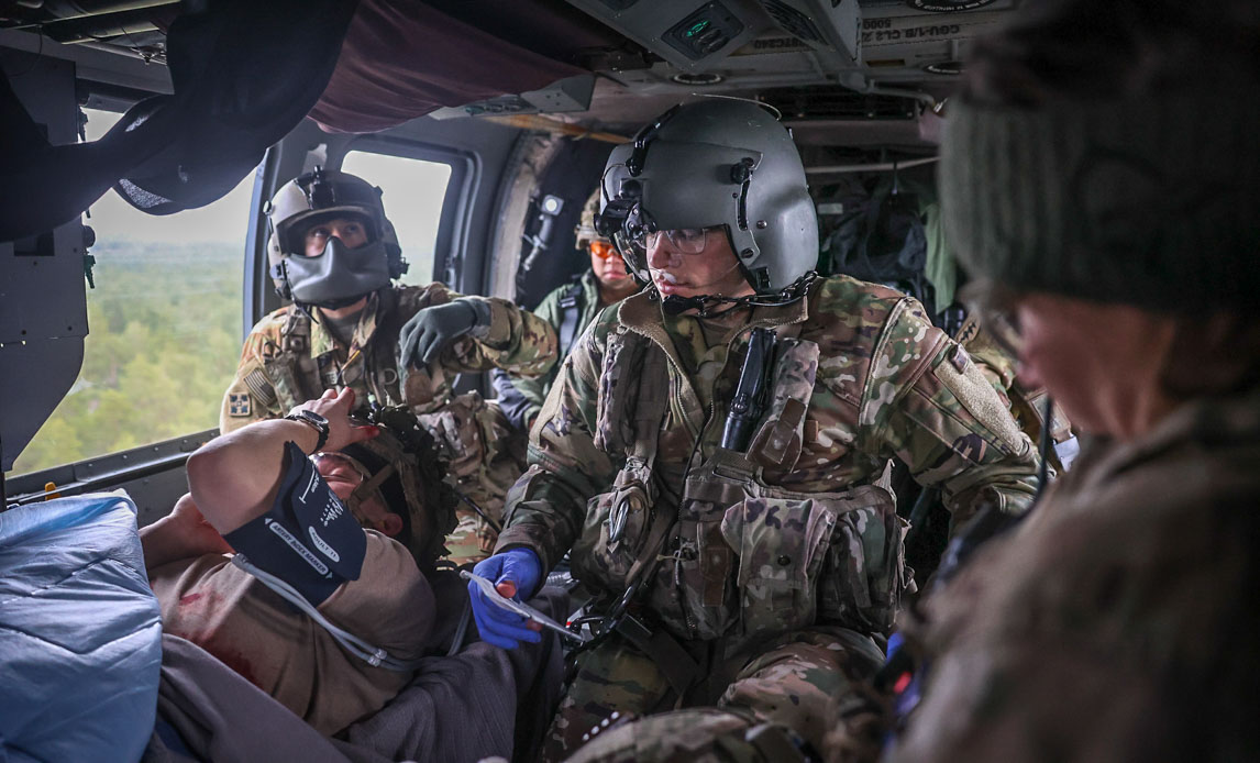 amerikanske læge i helikopteren tilser patienterne under transport
