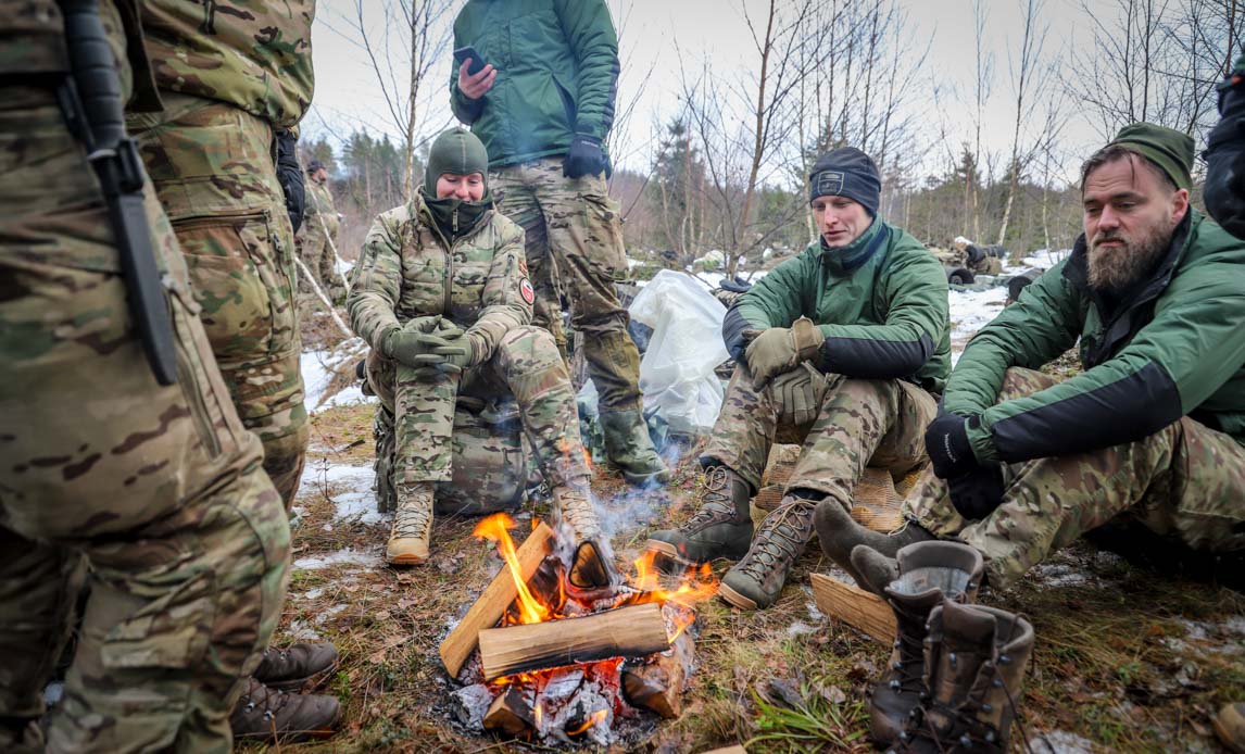 Soldater i Estland får varmen omkring et bål.