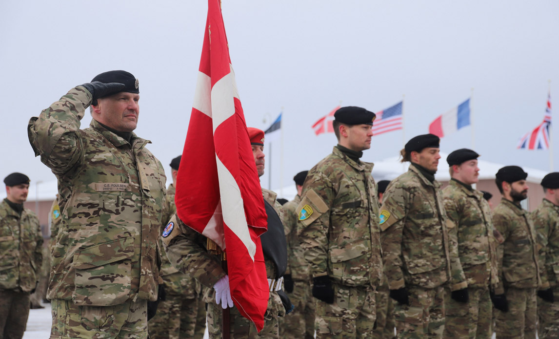 Medaljeparade for hele NATO kampgruppen i Tapa