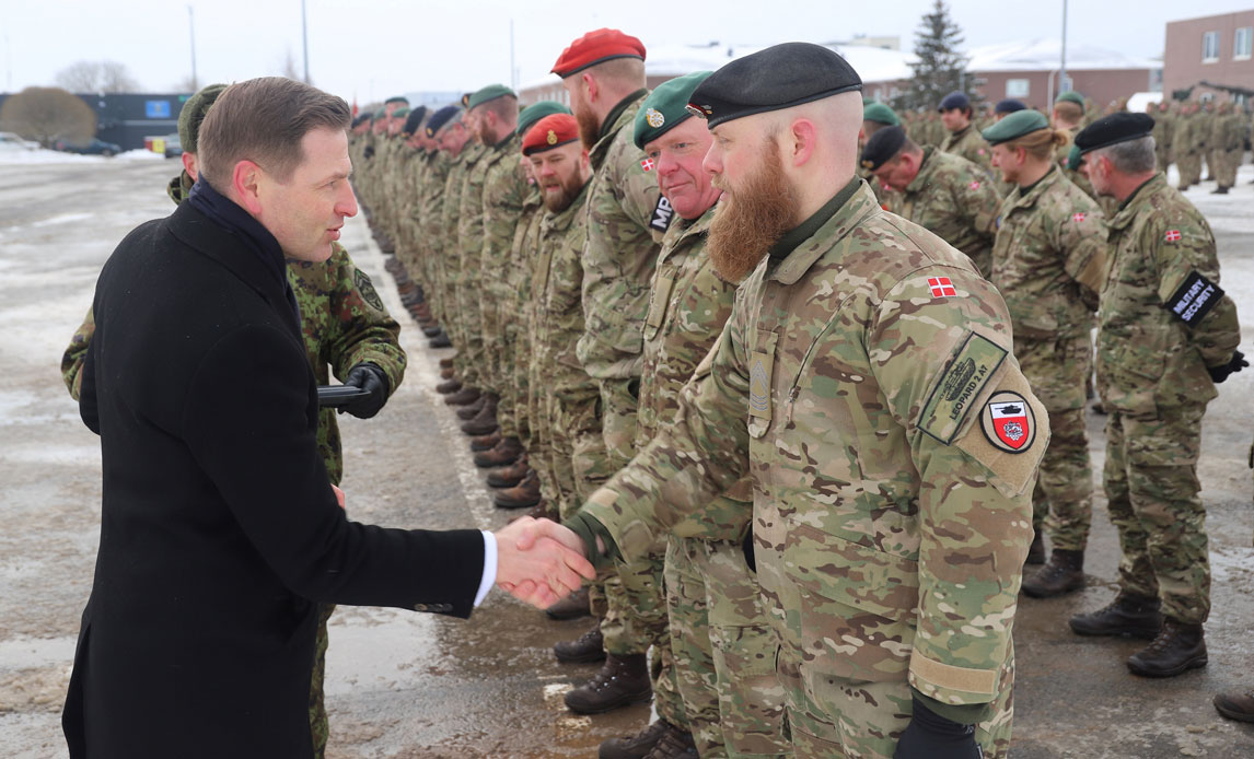 Den estiske Forsvarsminister Hanno Pevkur overakte personligt medaljer til soldaterne