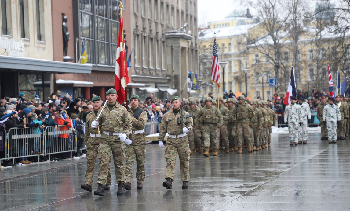 Fanekommando på frihedspladsen i Tallinn.