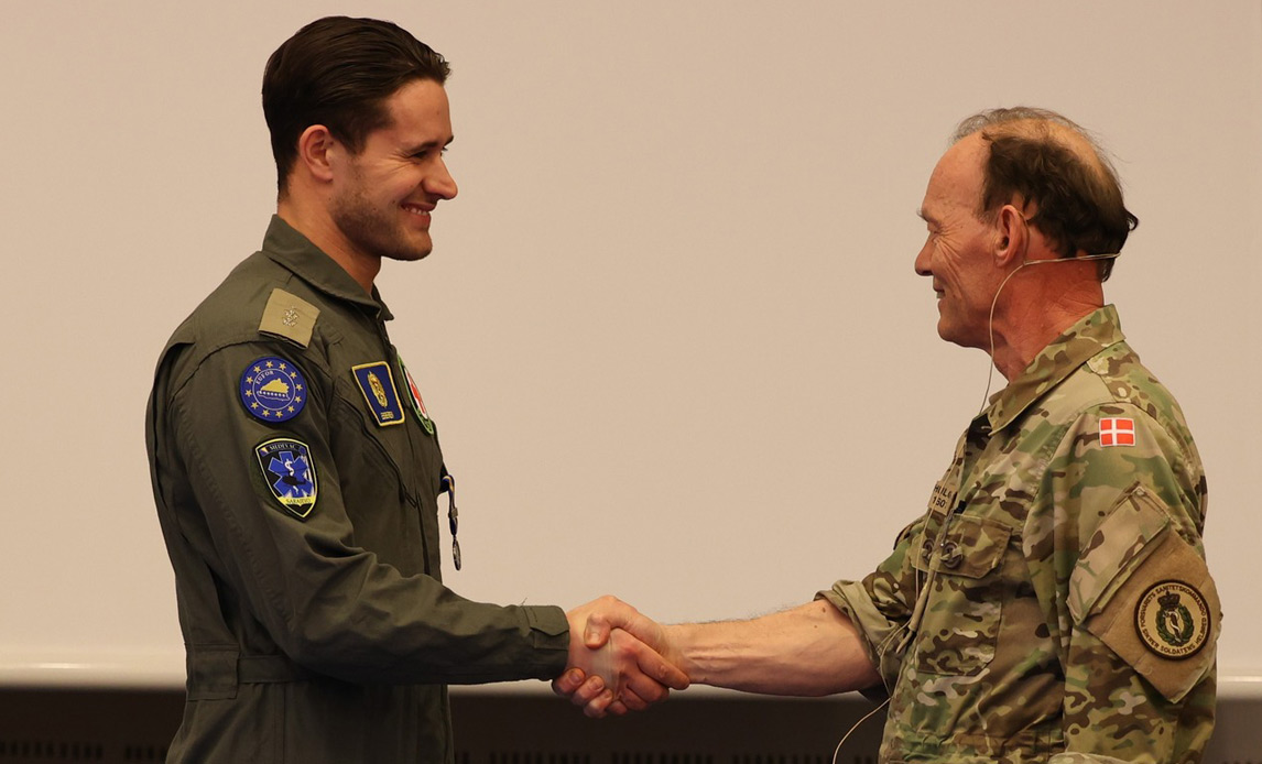 Generallæge Sten Hulgaard ønsker tillykke med medaljen.