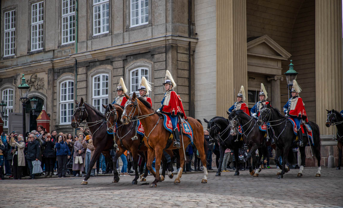 Gardehusarregimentets Hesteskadron på Amalienborg slotplads på Dronning Margrethes 83 års fødselsdag