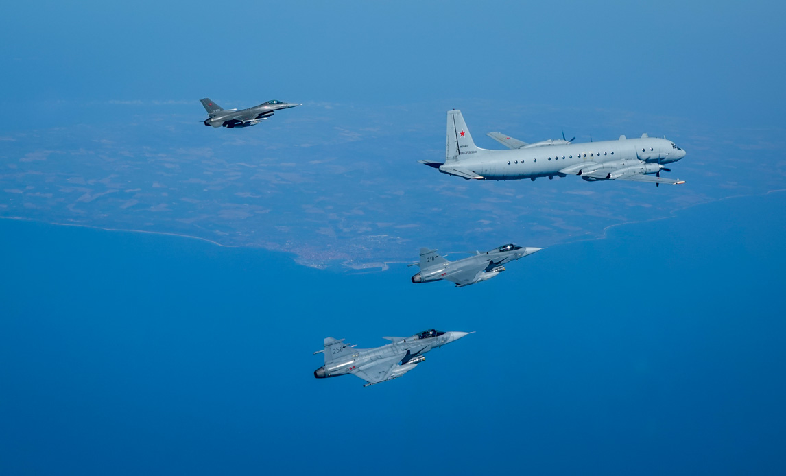 Danske og svenske kampfly møder russisk fly over Østersøen.