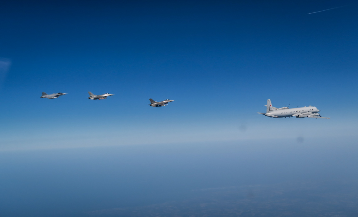 Danske og svenske kampfly i luften over Østersøen ved siden af et russisk militærfly