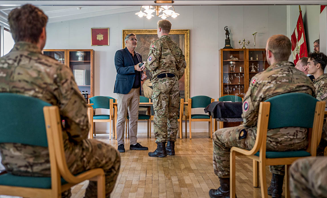 Fredericias borgmester overrækker ur til årets cybersoldat.