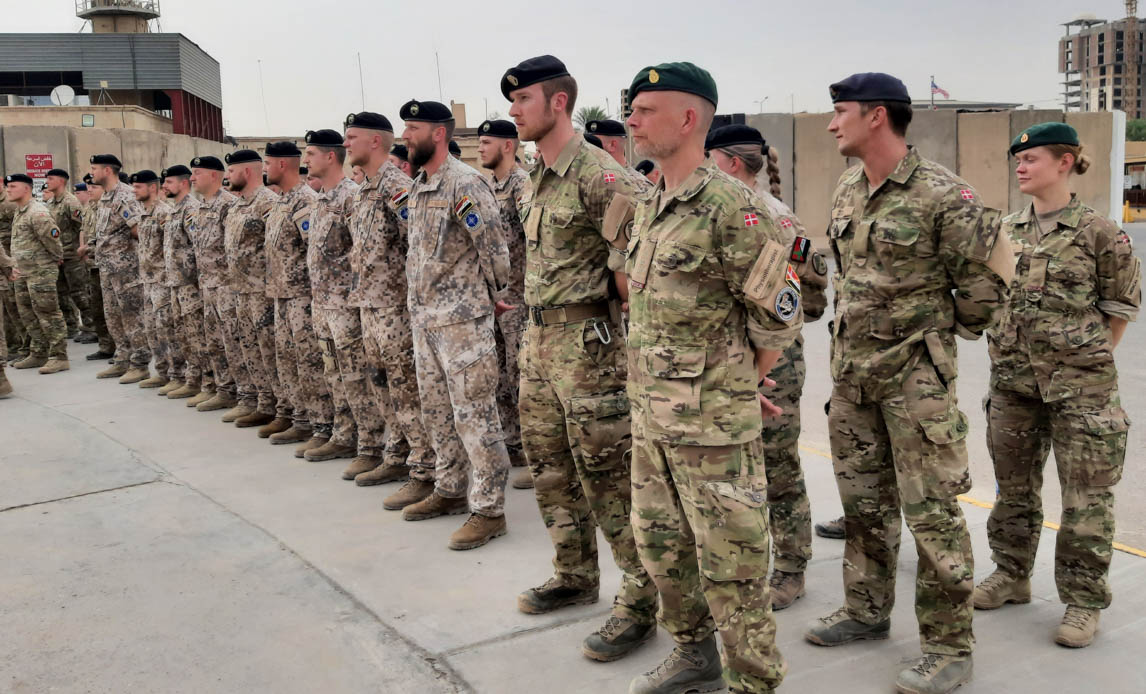 Paraden blev gennemført med deltagelse fra både Spanien, Danmark, Letland og Polen, som alle har soldater i NATO Mission Iraqs sikrings- og eskorteenhed.