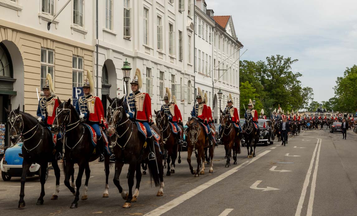 Hesteskadronen eskorterer Hendes Majestæt Dronningen og Kongen af Norge