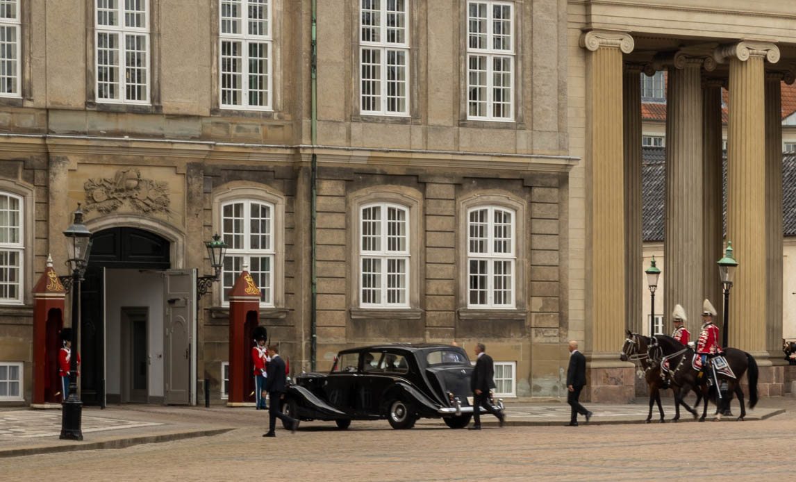 De kongelige ankommer til Amalienborg