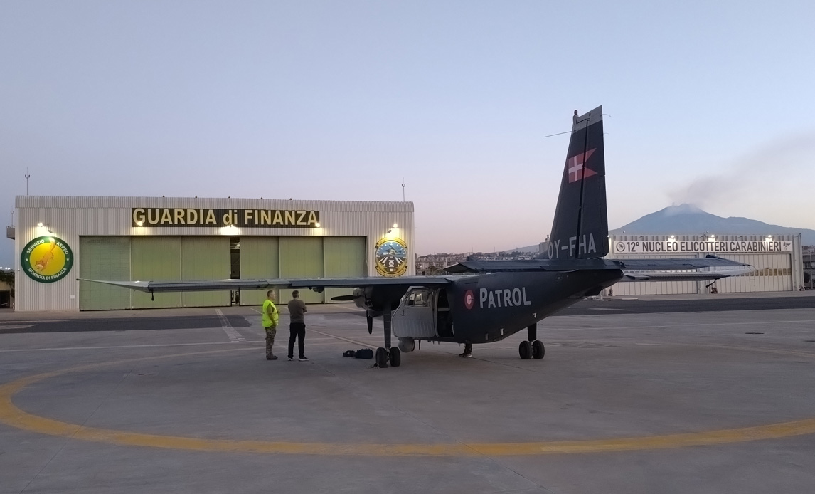 Flyverhjemmeværnets Defenderfly med Etna i baggrunden
