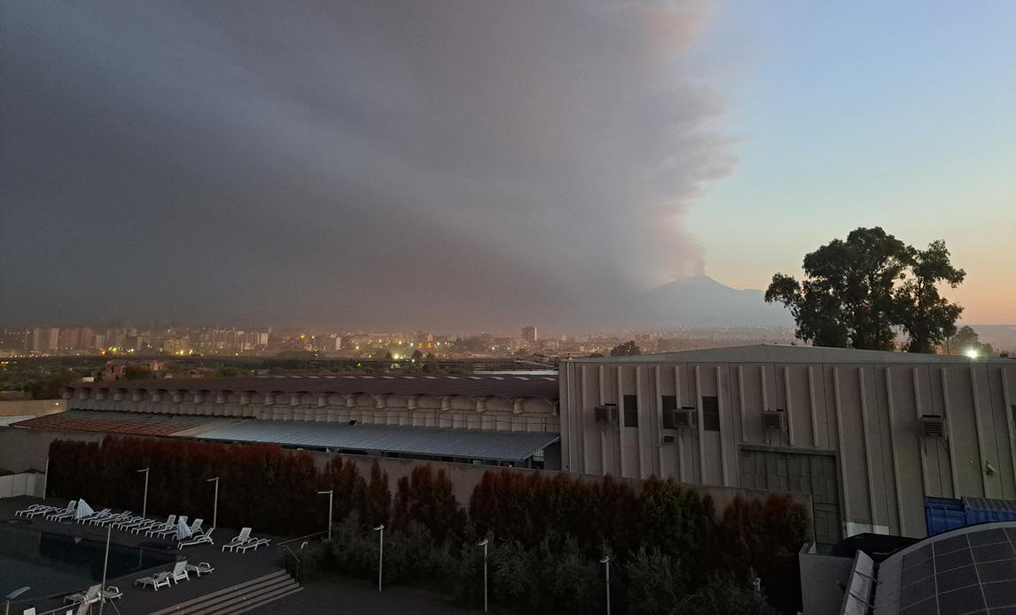 Etna i udbrud set fra hotel