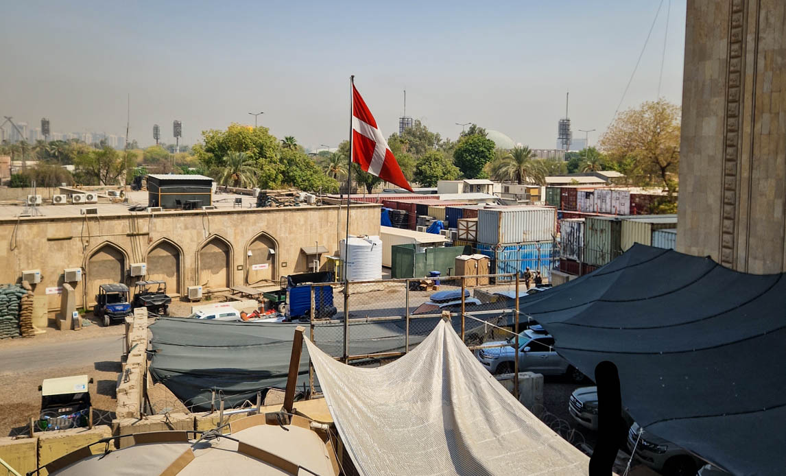 Dannebrog vejer over den danske lejr i Irak