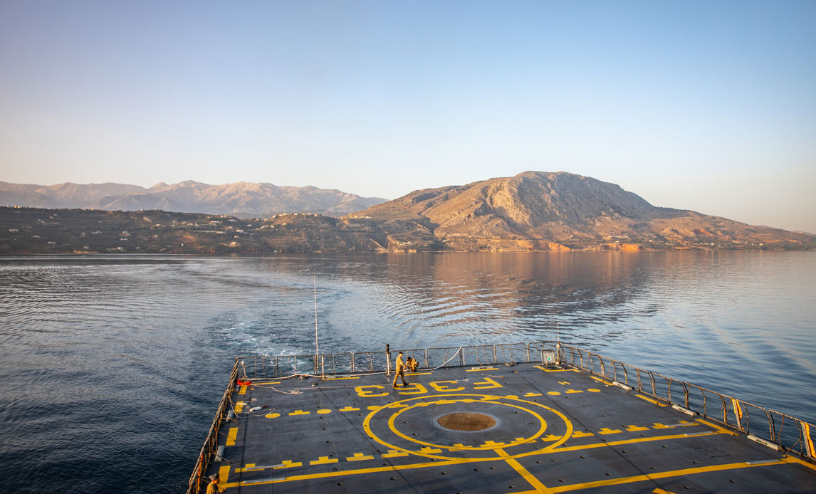 Der var høj sol og godt vejr ved både ankomst og afgang fra Souda Bay på Kreta. Det korte ophold gav mulighed for ombordtagning af proviant og nyt personel.