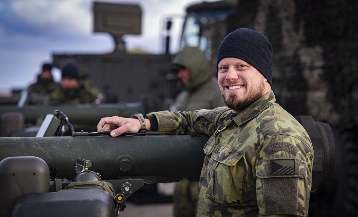 Soldat fra tjekkisk luftforsvarsenhed i Oksbøl øvelsesterræn. Ved aktiviteten BOLD QUEST har de testet evnen til at genkende venligtsindede fly.
