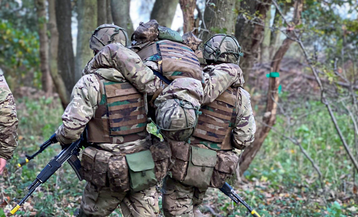 Ukrainske soldater træner nødflytning